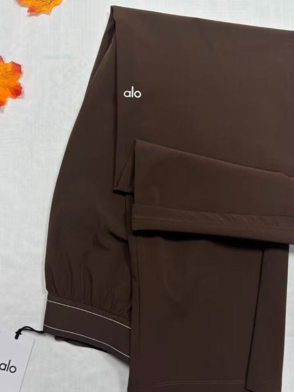 Model Off Duty 🛀 ALO Yoga Suit Up Trouser Coffee Brown🤳Wide-Leg Long-Leg Look - Picture 4 of 8